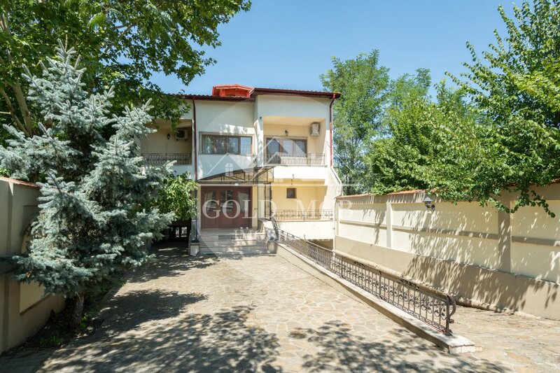 Snagov, Ciofliceni vila cu piscina pe malul lacului